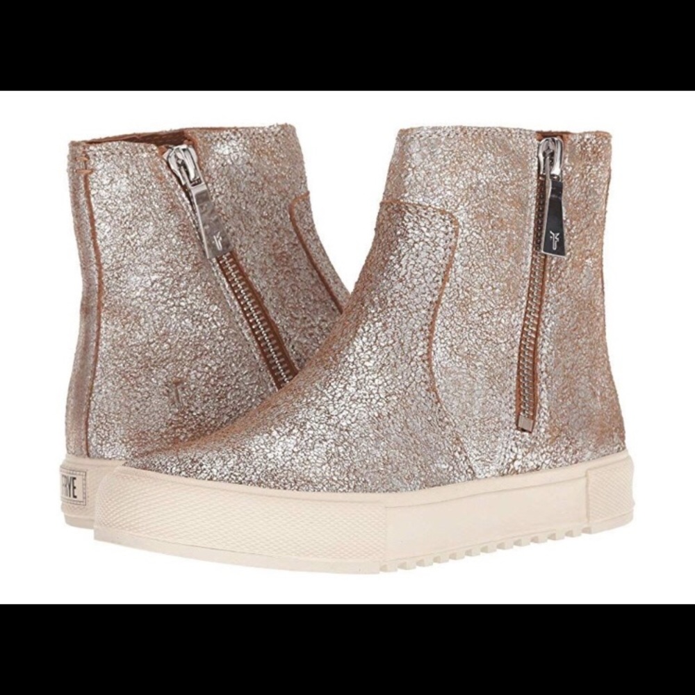 NWOT Frye Gia Lug Zip Bootie